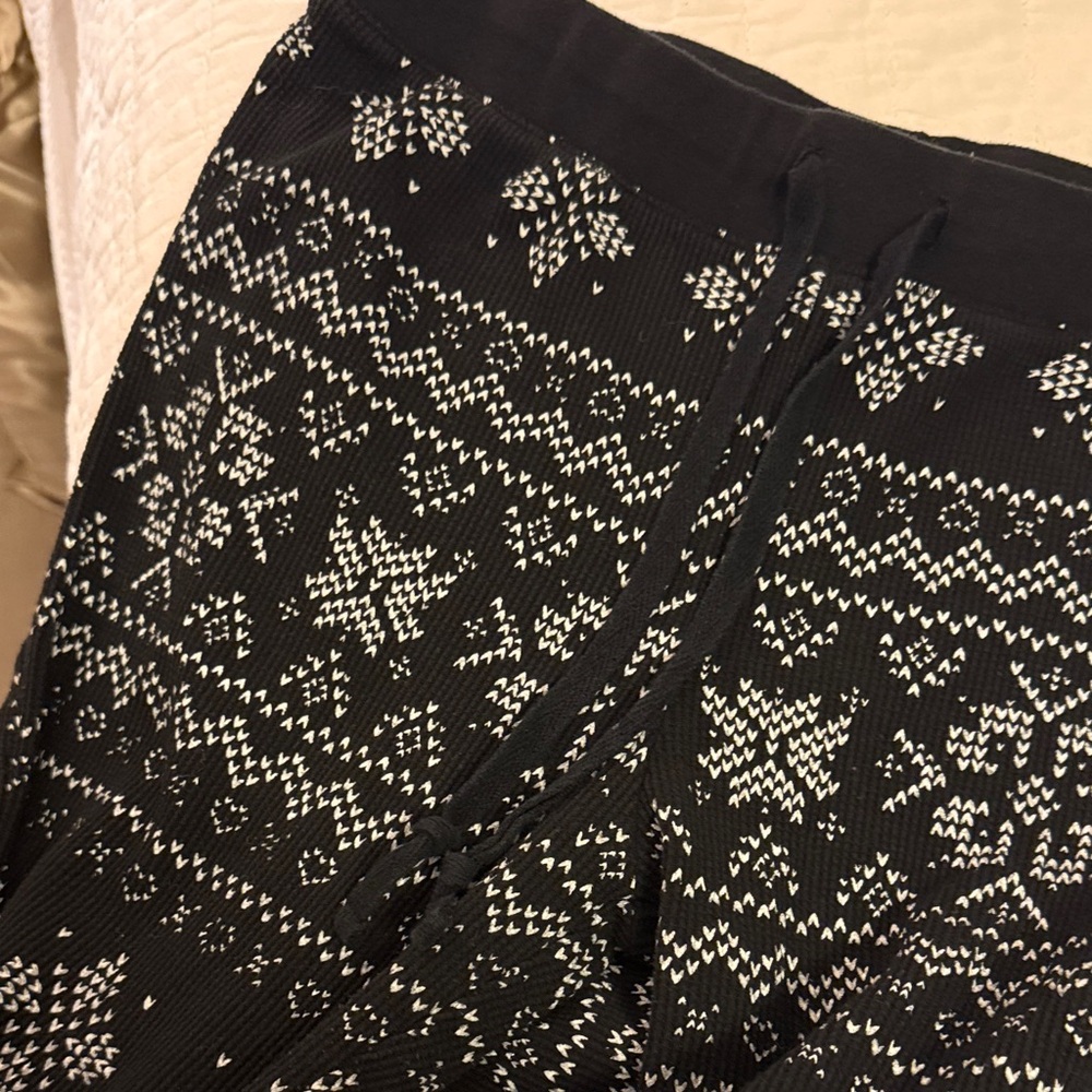 Apres Ski Black Patterned Lounge Set - Picture 6 of 8